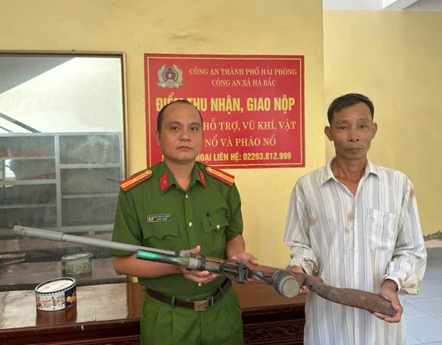 Người dân tự giác giao nộp súng tự chế cho Công an xã Hà Bắc